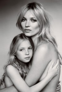 Kate Moss ve kızı Lila Grace'in kucaklaşan siyah beyaz portresi