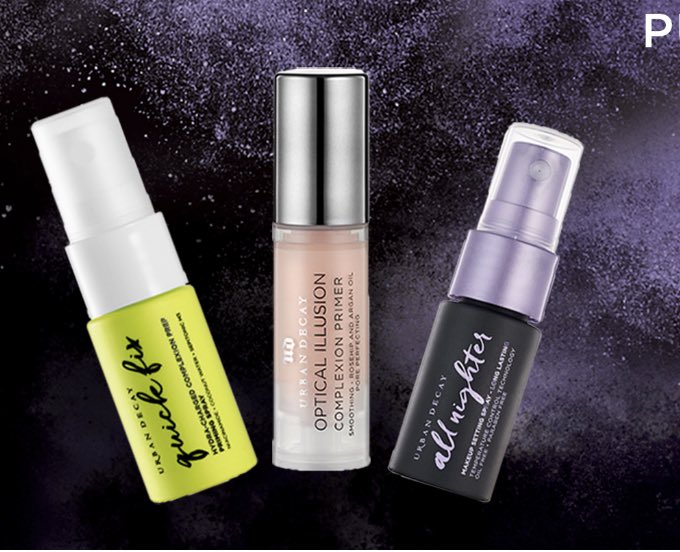 Koyu arka planda üç Urban Decay makyaj astarı ve sabitleyici sprey
