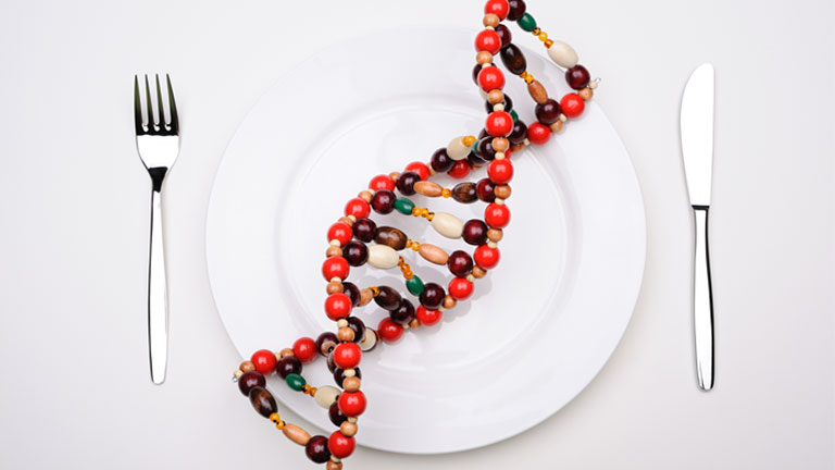 Tabakta boncuklardan yapılmış DNA modeli çatal ve bıçakla