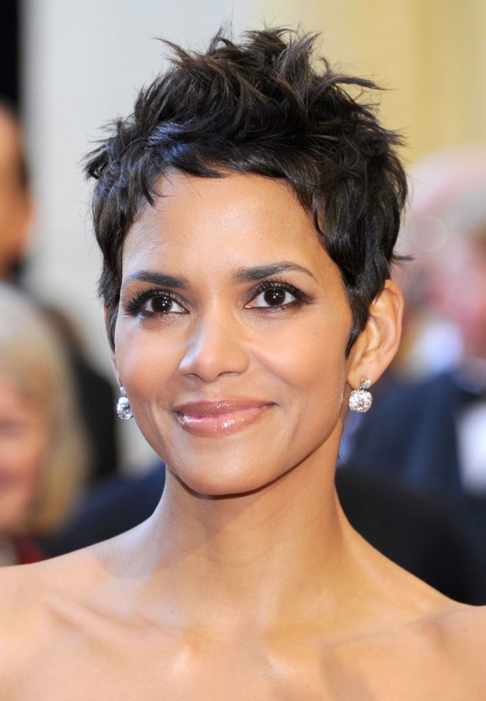Halle Berry kısa, dağınık saçları ve parlak küpeleriyle poz veriyor