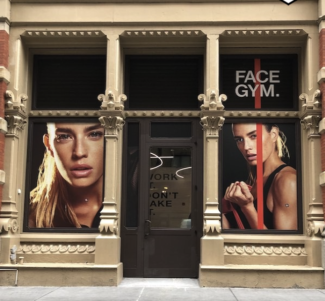 FACE GYM mağaza cephesi vitrinlerde iki kadının büyük portreleri