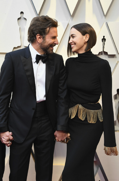 Bradley Cooper ve Irina Shayk kırmızı halıda el ele gülümsüyor