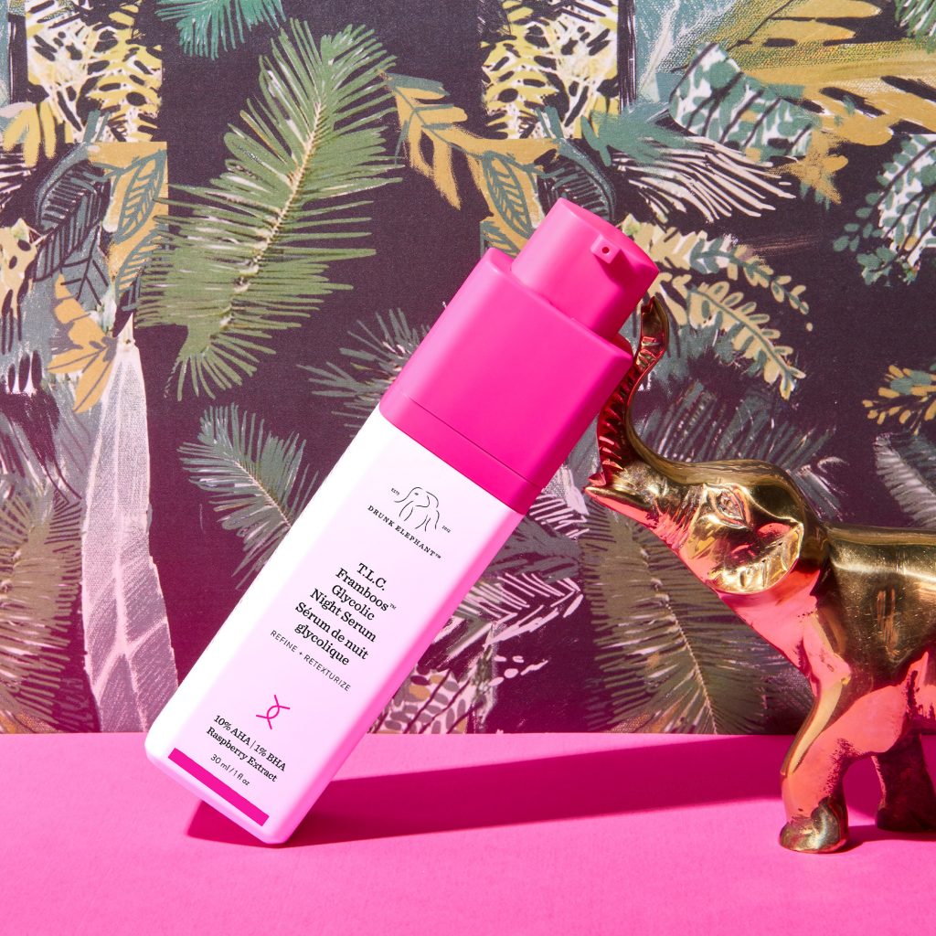 Drunk Elephant serum, altın fil, tropikal yaprak deseni, pembe yüzey