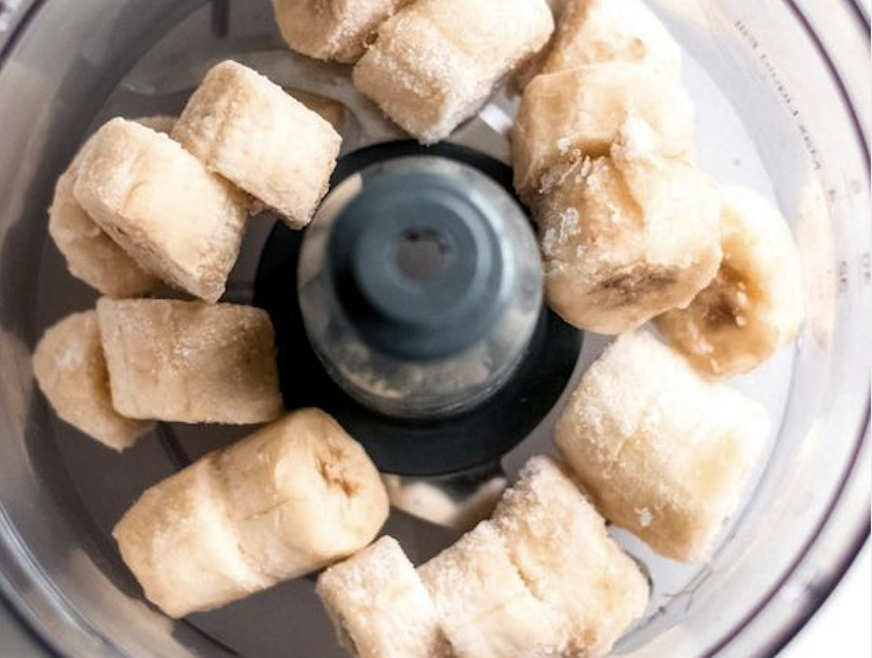 Blender haznesinde buz tutmuş muz dilimleri smoothie için hazır