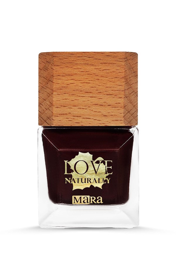 Koyu kırmızı oje şişesi ahşap kapaklı üzerinde LOVE NATURALLY yazıyor