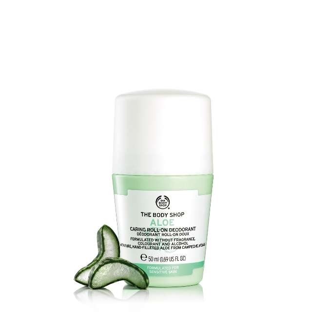 The Body Shop Aloe Roll-on Deodorantı ve aloe vera dilimleri