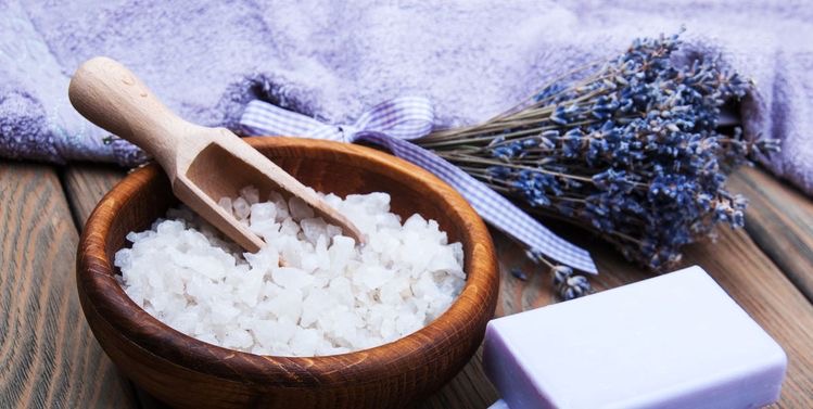 Lavanta demeti banyo tuzu sabun ve havlu içeren rahatlatıcı spa seti