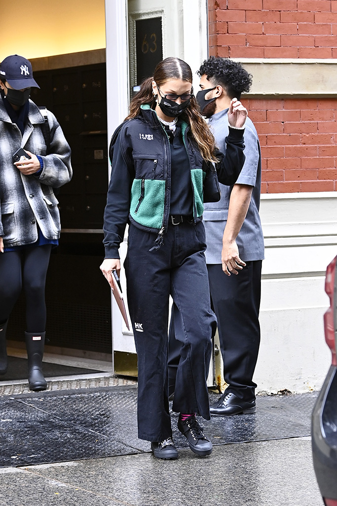 Bella Hadid siyah yeşil yelek, maske ve gözlükle sokakta