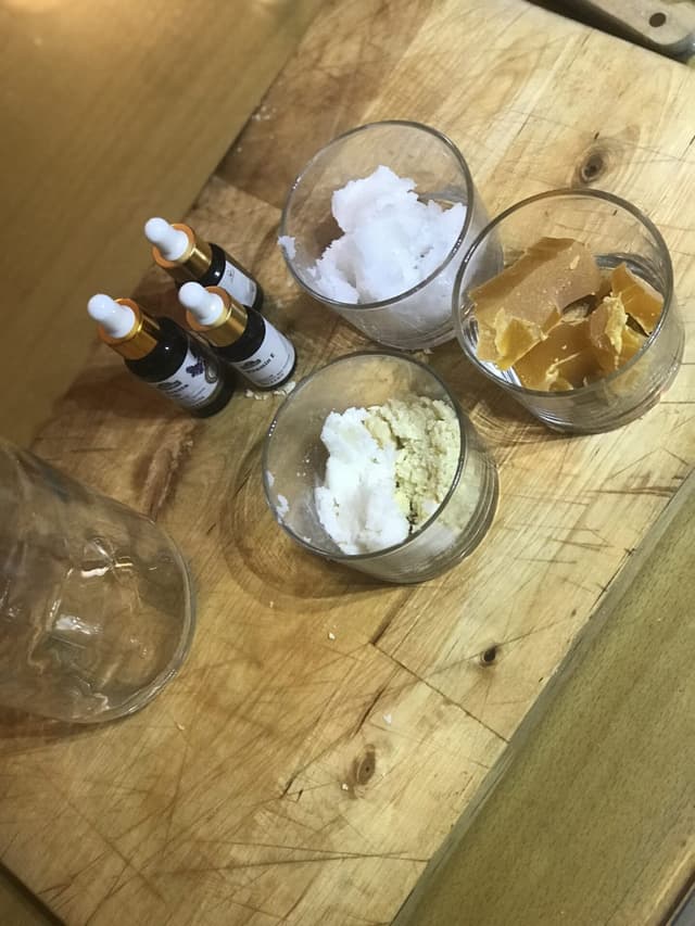 Ahşapta bal mumu, Hindistan cevizi yağı ve E vitamini şişeleri