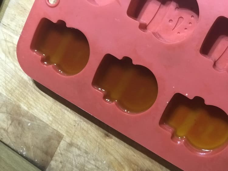 Pembe silikon kalıpta balkabağı ve kardan adam şekilli turuncu sıvı