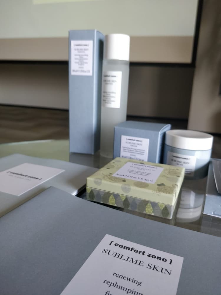 Mavi gri Comfort Zone Sublime Skin cilt bakım ürünleri kutuları şişeleri