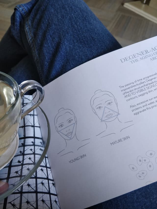Kot pantolon, çay fincanı ve cilt yaşlanması konusundaki açık kitap