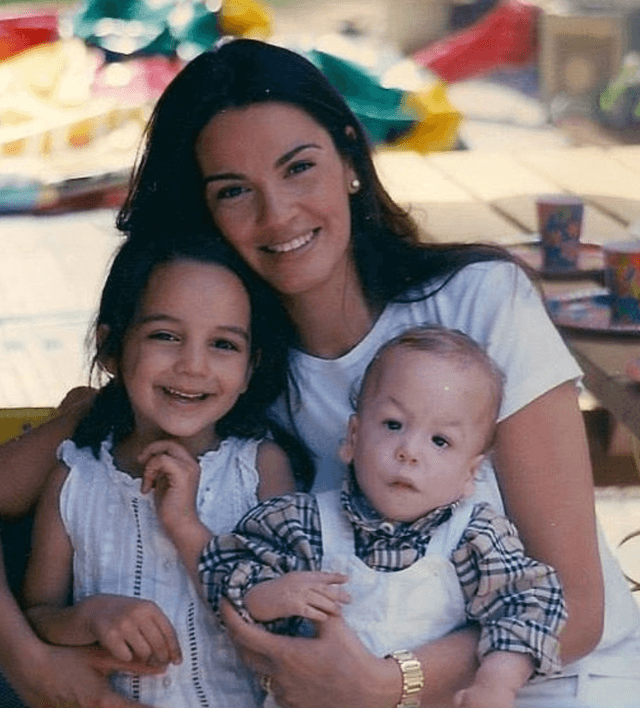 Anne ve iki çocuğu gülümsüyor mutlu bir aile fotoğrafı