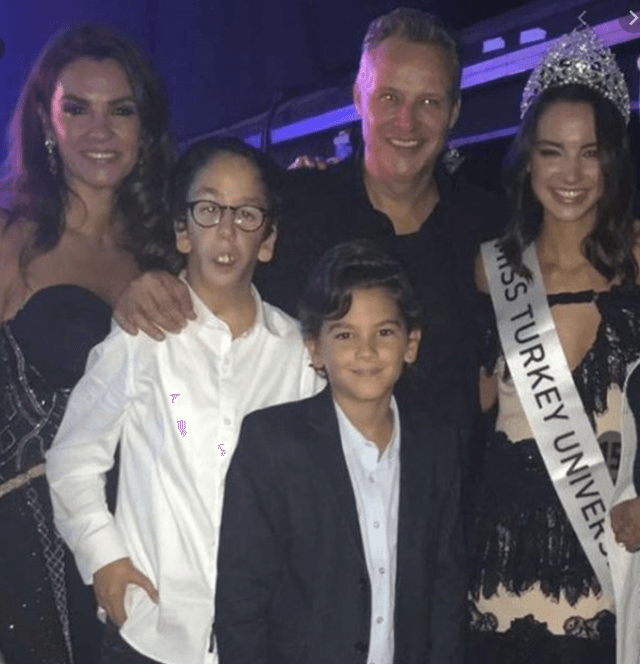Miss Turkey Universe tacı takan kadınla gülümseyen aile pozu