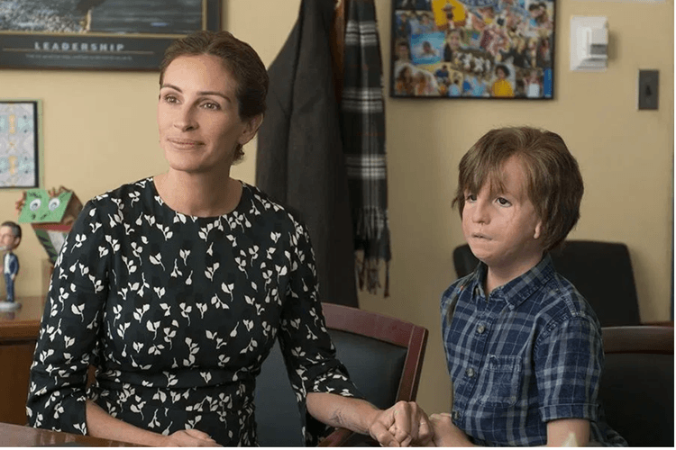 Julia Roberts ve yüzünde farklılık olan çocuk el ele tutuşuyor