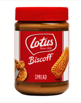 Kırmızı etiketli Lotus Biscoff ezmesi kavanozu ve bisküvi görseli