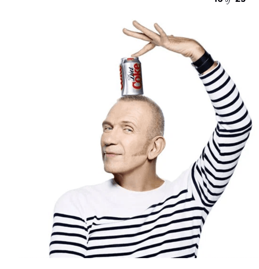 Jean Paul Gaultier kafasında Diet Coke dengeliyor çizgili tişört giyiyor