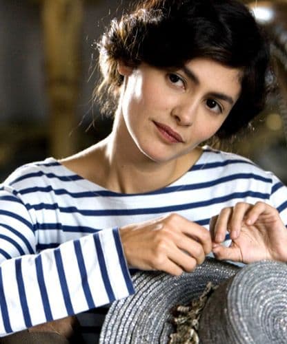 Audrey Tautou çizgili tişört giymiş, şapkasıyla poz veriyor