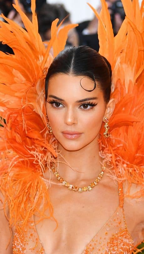 Turuncu tüylü kıyafetli ve takılı Kendall Jenner portresi