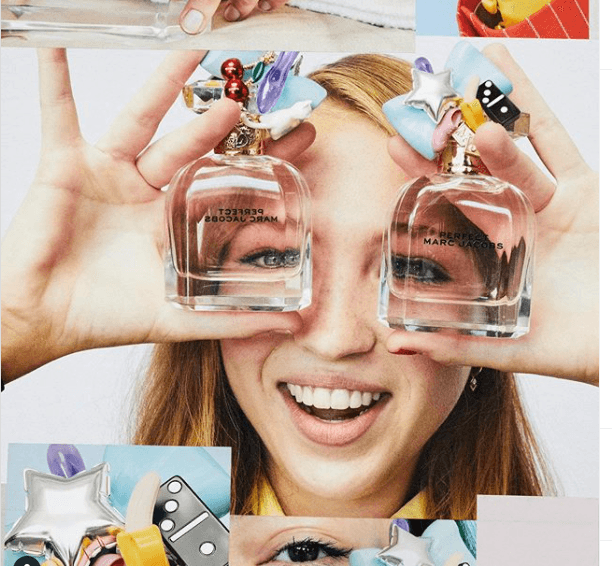 Gülümseyen bir kadın gözlerinde Marc Jacobs Perfect parfüm şişeleriyle