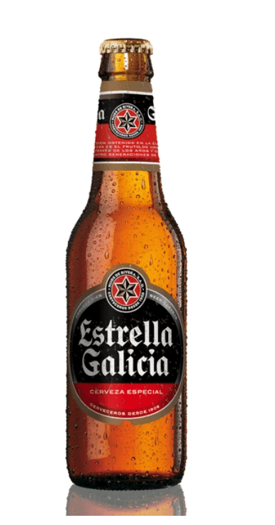 Estrella Galicia bira şişesi üzerinde su damlacıkları ve kırmızı etiket
