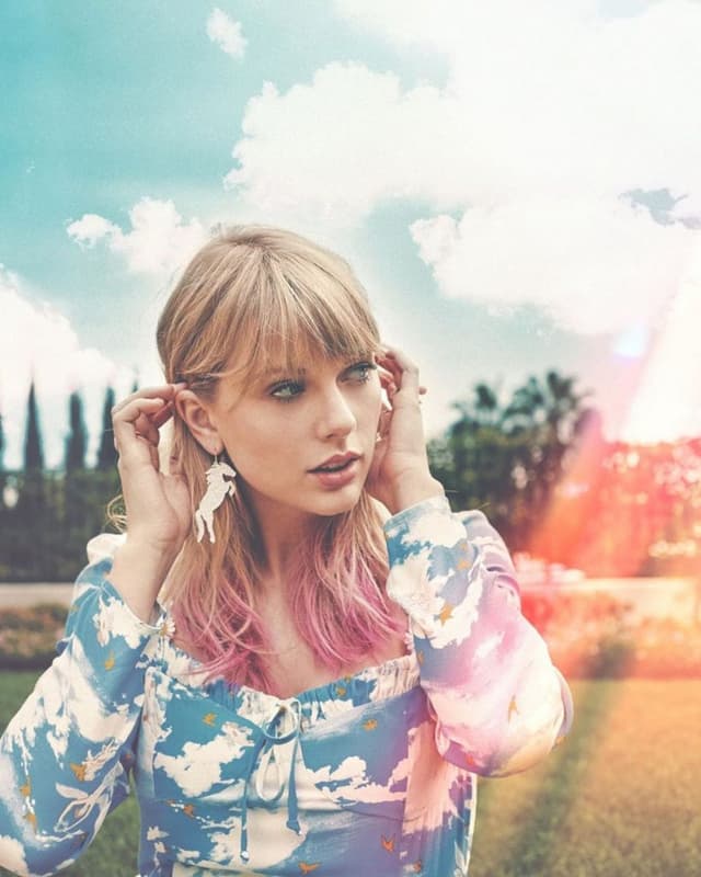 Taylor Swift pembe saçlı, bulut elbiseli, tek boynuzlu at küpeli portresi