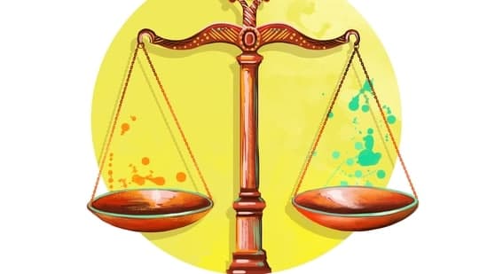 Sarı daire üzerinde turuncu ve yeşil lekelerle süslenmiş denge terazisi