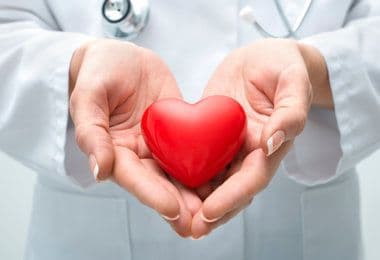 Doktor ellerinde kırmızı kalp sağlık ve şefkat sembolü