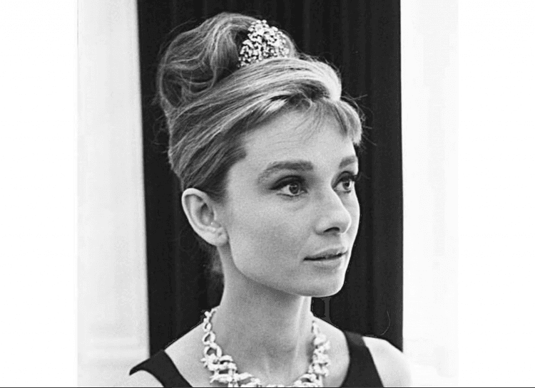 Audrey Hepburn siyah beyaz portre topuz saçlı şık kolye takmış