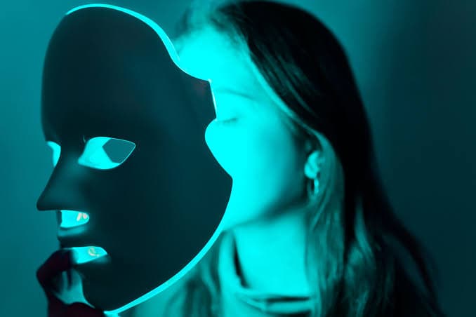 Mavi LED maske ile cilt gençleştirme tedavisi alan kadın