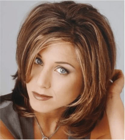 Jennifer Aniston katlı balyajlı saçları ve mavi gözleriyle bir portre