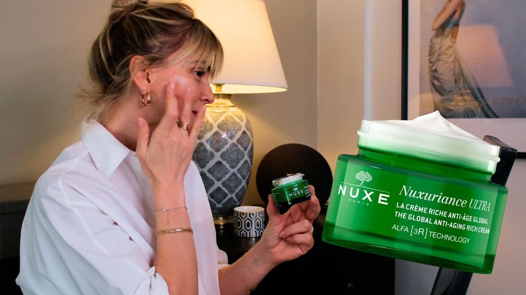 Nuxe Nuxuriance Ultra yaşlanma karşıtı kremi uygulayan kadın
