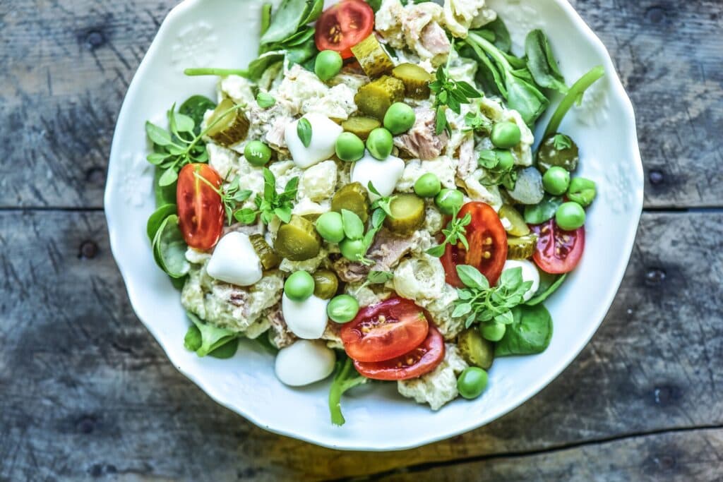 Ahşap masada zengin içerikli iştah açıcı patates salatası