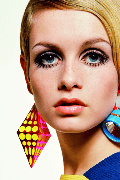 Twiggy'nin dikkat çekici göz makyajı, çilli yüzü ve renkli küpeleri