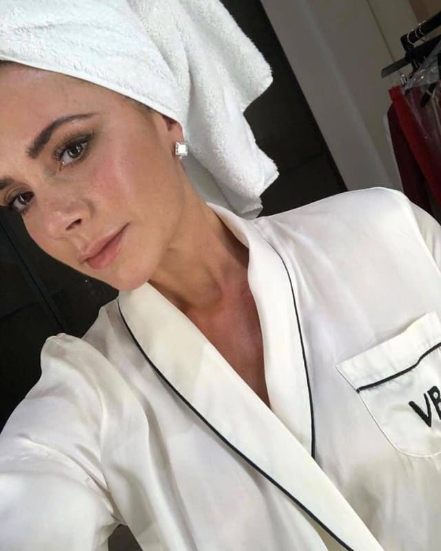 Victoria Beckham beyaz havlu ve "VB" işlemeli ipek bornozla selfie