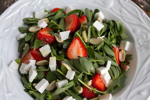 Çilek dilimli beyaz peynirli ve bademli taze yeşil salata