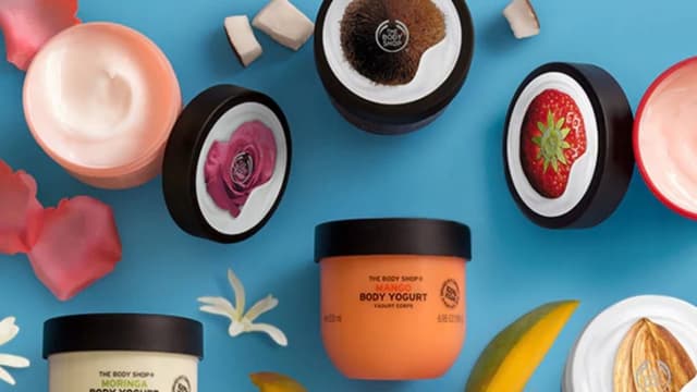 The Body Shop mango, çilek, gül, moringa vücut yoğurtları mavi arka planda