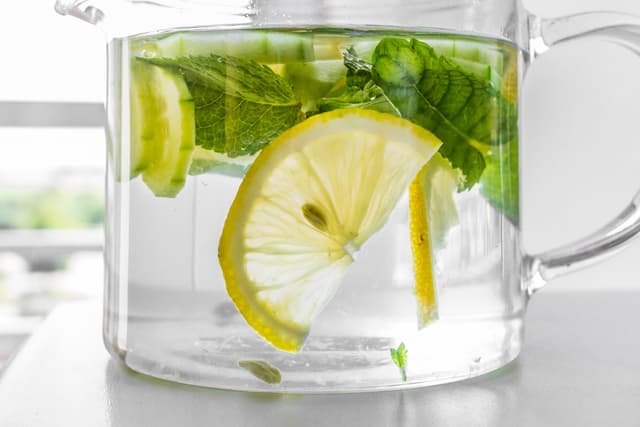 Cam sürahi içinde limon, salatalık ve nane dilimli ferahlatıcı detoks suyu