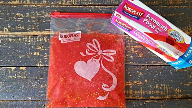 Koroplast fermuarlı poşet içinde domates püresi ve ürün ambalajı