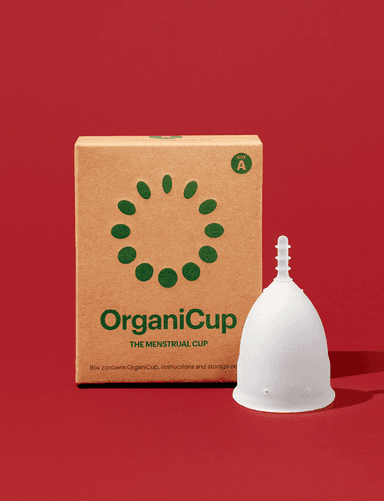 OrganiCup beyaz adet kabı ve kahverengi kutusu kırmızı zeminde