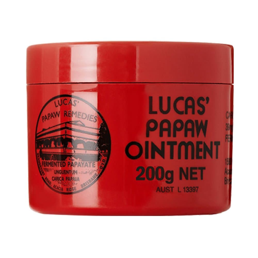 Kırmızı renkli Lucas' Papaw Ointment merhem kavanozu beyaz arka planda