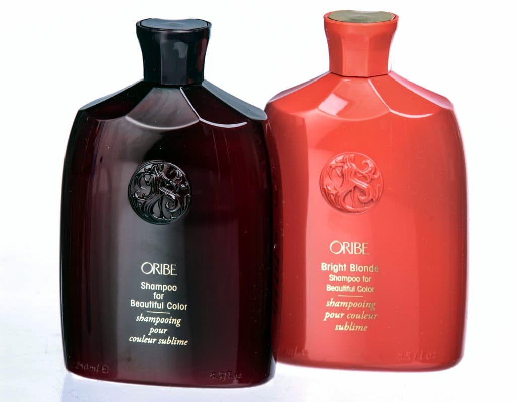 Oribe güzel renkli ve parlak sarı saçlar için iki şampuan şişesi