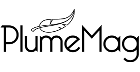 PlumeMag logosu, üzerinde sade ve zarif bir tüy çizimi