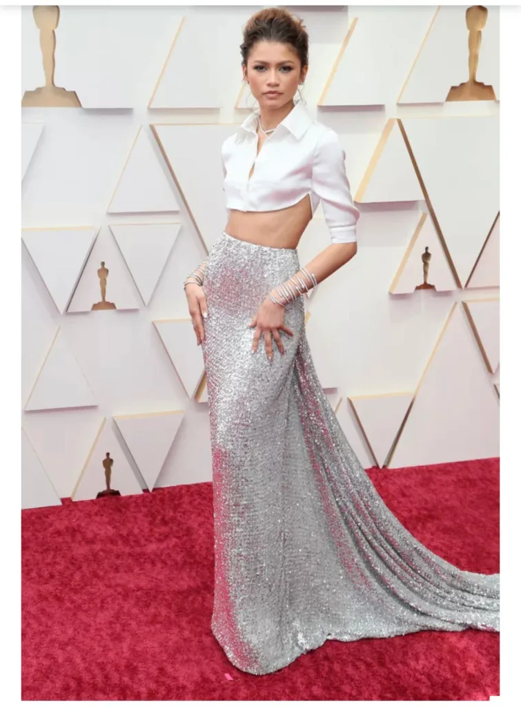 Zendaya beyaz crop gömlek ve gümüş payetli etekle kırmızı halıda