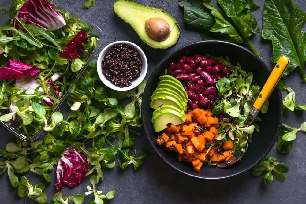 Sağlıklı ve renkli avokado fasulye kinoa tatlı patatesli vegan salata