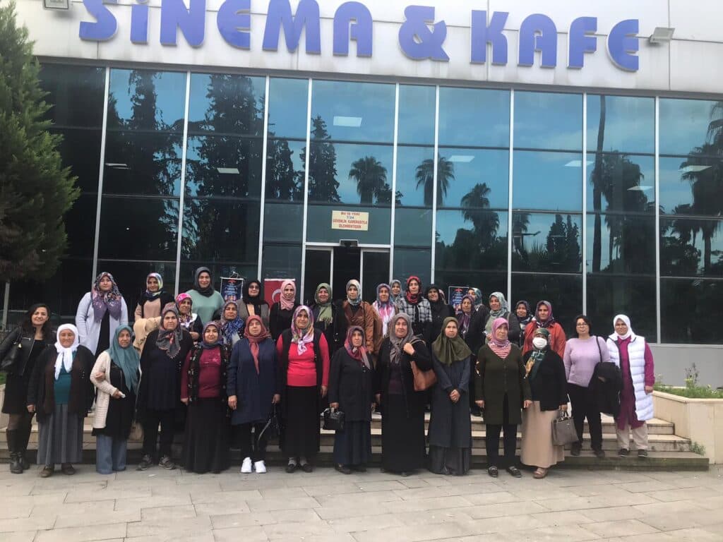 Başörtülü kadınlar Sinema & Kafe binası önünde toplu fotoğraf