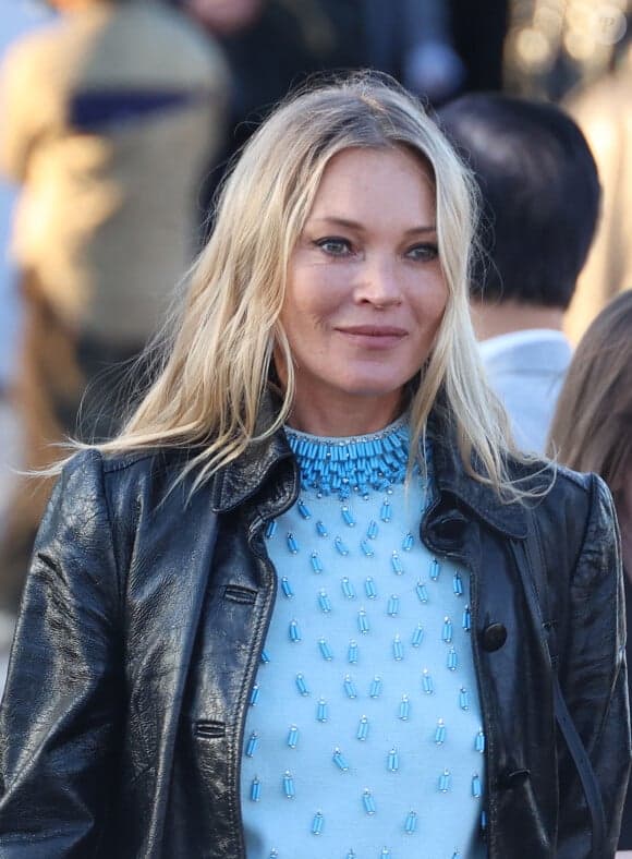 Kate Moss mavi boncuklu bluz ve siyah deri ceket giyiyor