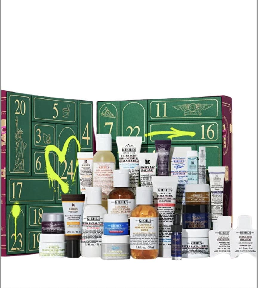Kiehl's Advent takvimi ve önündeki çeşitli cilt bakım ürünleri koleksiyonu