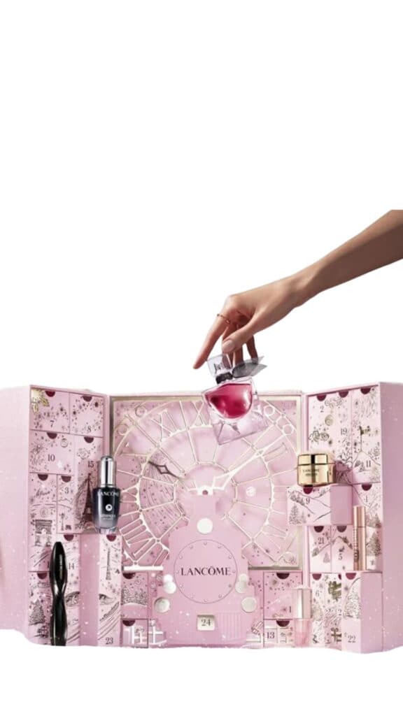 Kadın eli Lancôme advent takvimine pembe parfüm şişesi yerleştiriyor
