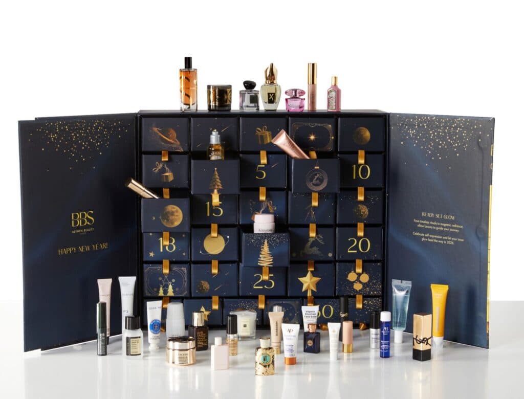 Kozmetik ürünlerle dolu BBS Between Beauty Yeni Yıl advent takvimi